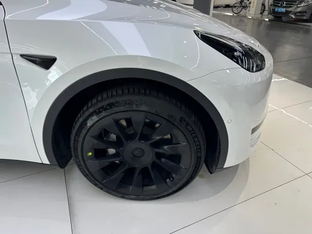 Tesla Model Y — Фото автомобиля 5
