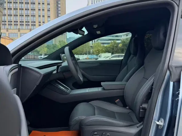 Tesla Model Y L — Фото автомобиля 3