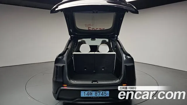 Tesla Model Y — Фото автомобиля 19