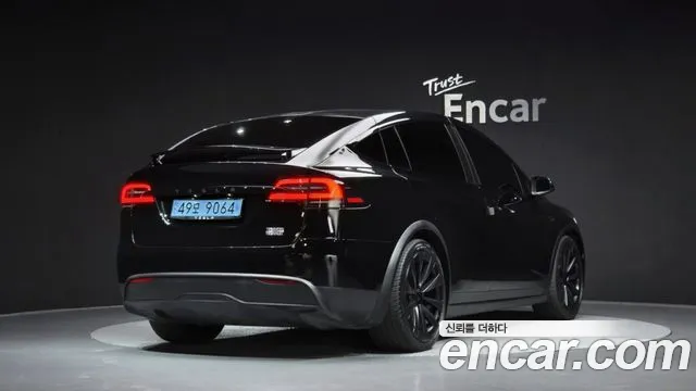 Tesla Model X — Фото автомобиля 2