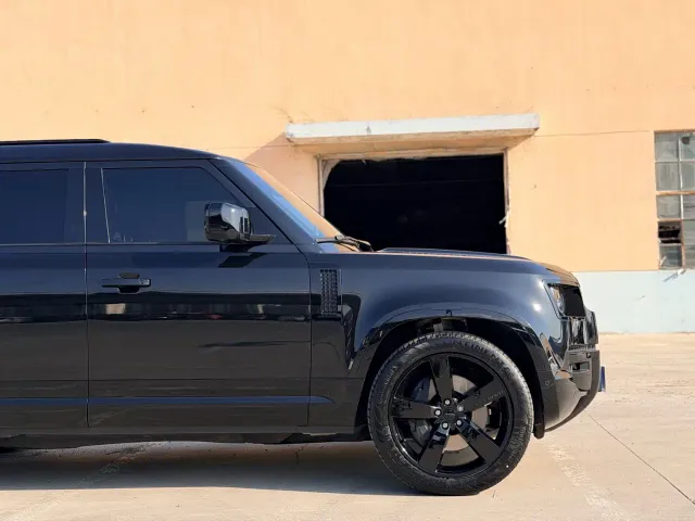 Land Rover Defender — Фото автомобиля 4