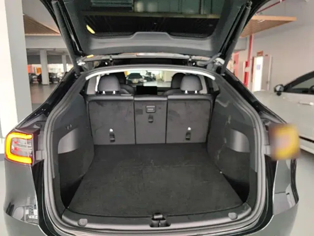 Tesla Model Y — Фото автомобиля 18