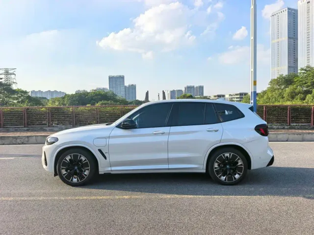 BMW iX3 — Фото автомобиля 21
