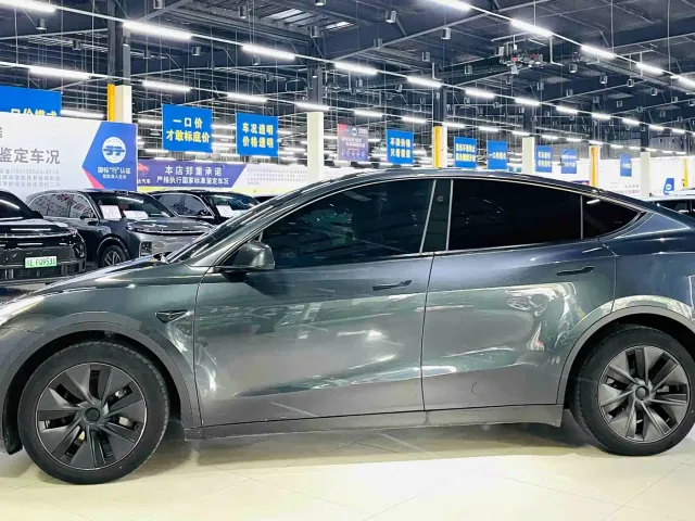 Tesla Model Y — Фото автомобиля 5