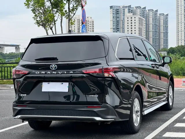 Toyota Granvia — Фото автомобиля 12