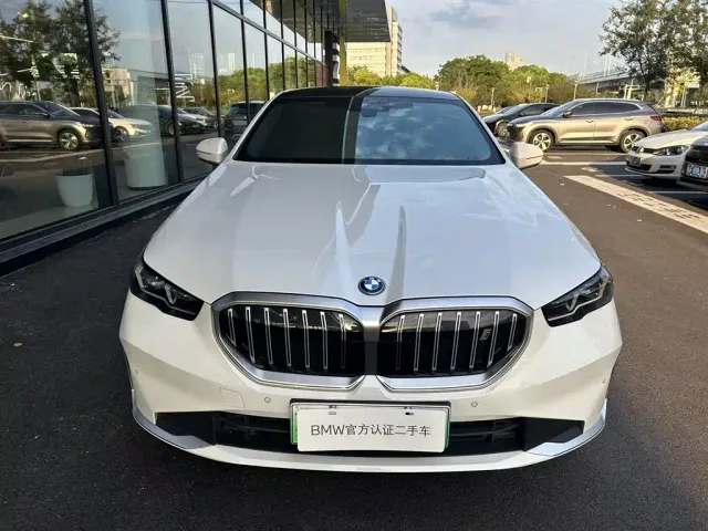 BMW i5 — Фото автомобиля 2