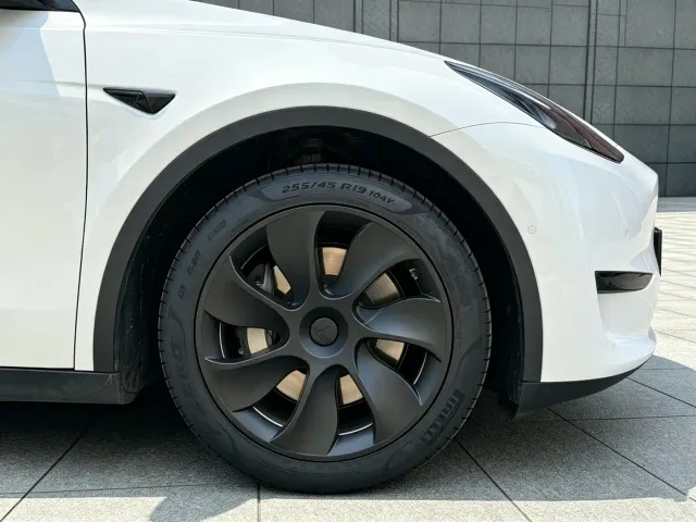 Tesla Model Y — Фото автомобиля 16