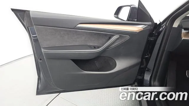 Tesla Model Y — Фото автомобиля 13