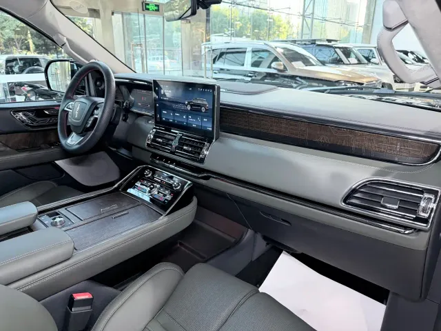 Lincoln Navigator — Фото автомобиля 17