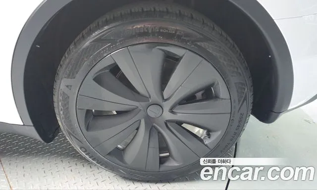Tesla Model Y — Фото автомобиля 6