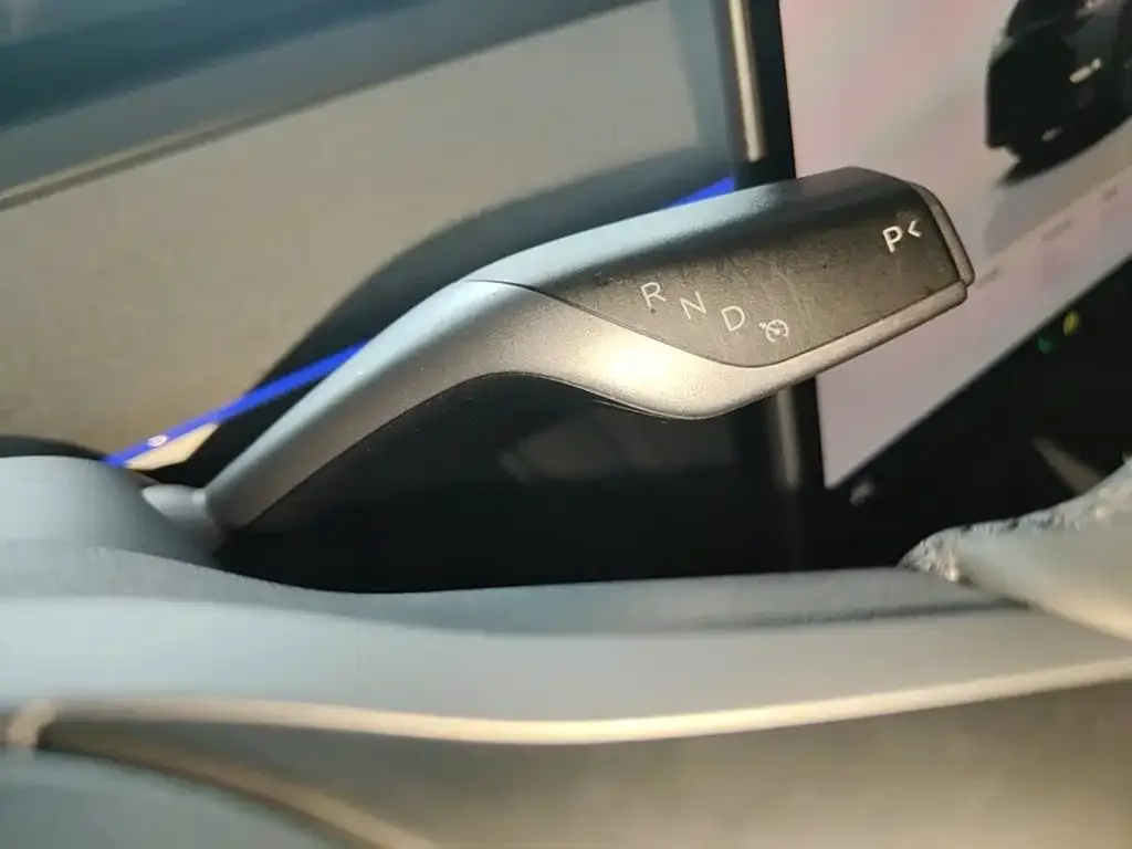 Tesla Model Y 2024 Rear-Wheel Drive Version — Фото автомобиля 13
