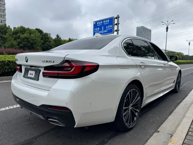 BMW 5 Series — Фото автомобиля 5