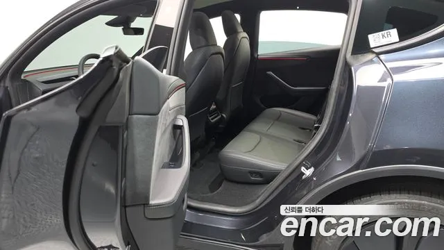 Tesla Model Y — Фото автомобиля 17