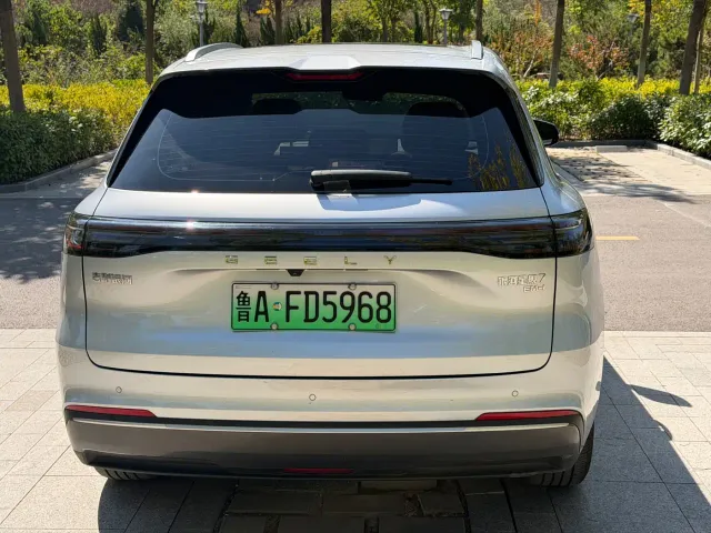 Geely Galaxy Starship 7 EM-i — Фото автомобиля 4
