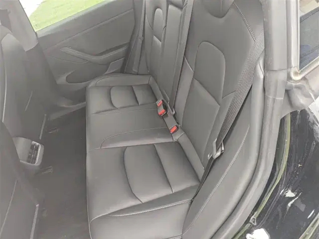 Tesla Model 3 — Фото автомобиля 12