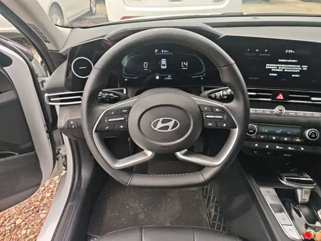 Hyundai Elantra — Фото автомобиля 10