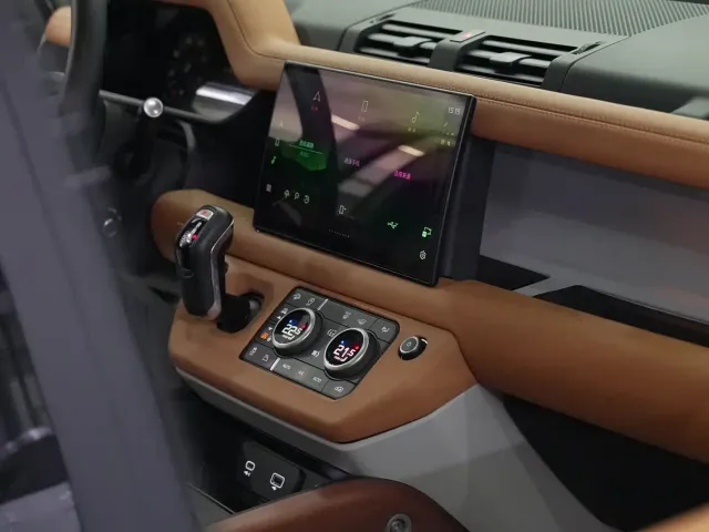 Land Rover Defender — Фото автомобиля 18