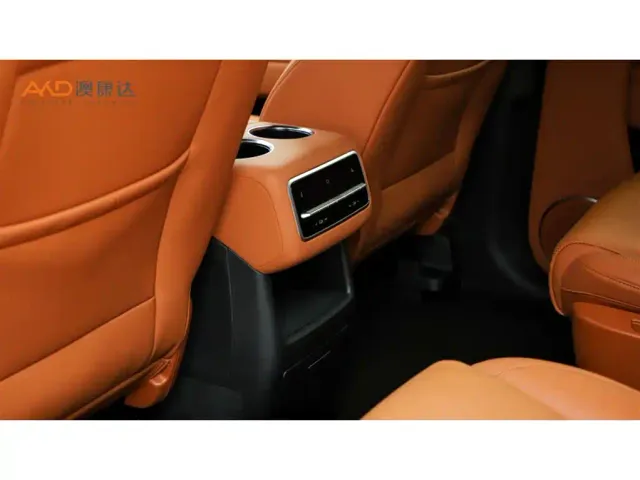 Li Auto L8 — Фото автомобиля 10