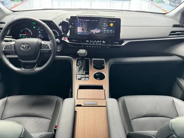 Toyota Sienna — Фото автомобиля 11