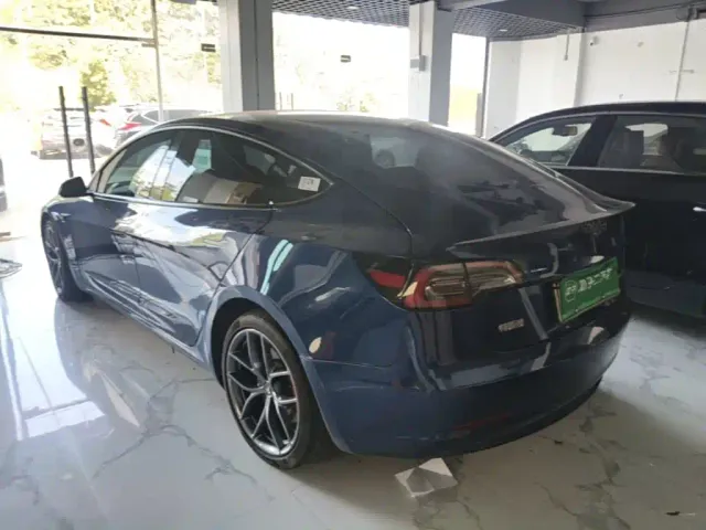 Tesla Model 3 — Фото автомобиля 4