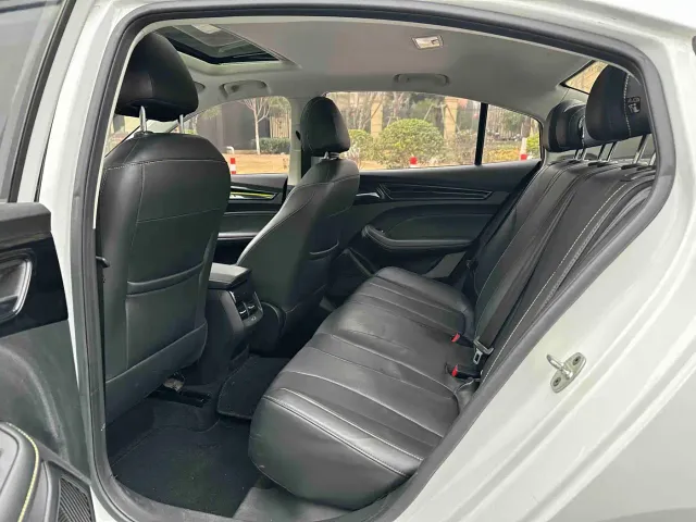 Roewe i5 — Фото автомобиля 19