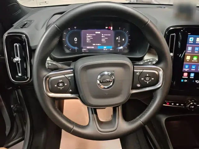 Volvo XC40 — Фото автомобиля 10