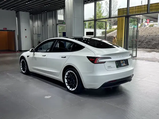 Tesla Model 3 — Фото автомобиля 5
