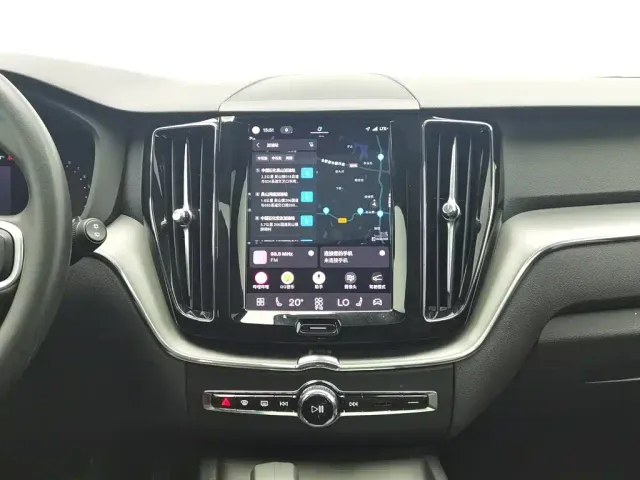Volvo XC60 — Фото автомобиля 12