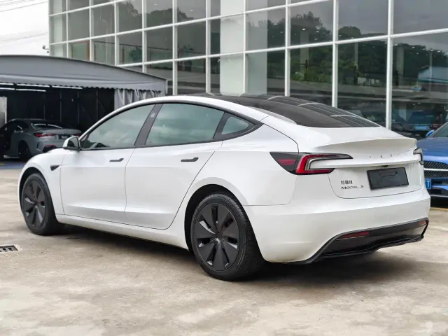 Tesla Model 3 — Фото автомобиля 3