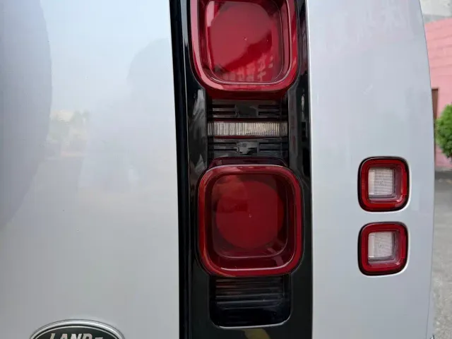 Land Rover Defender — Фото автомобиля 14