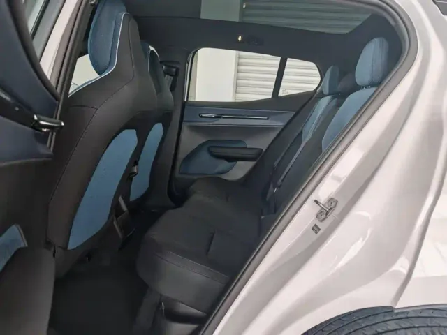 Volvo EX30 — Фото автомобиля 13