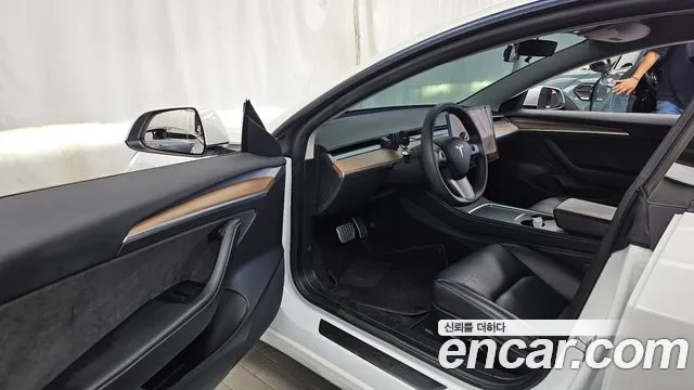 Tesla Model 3 — Фото автомобиля 10
