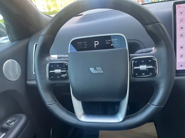 Li Auto L8 — Фото автомобиля 17