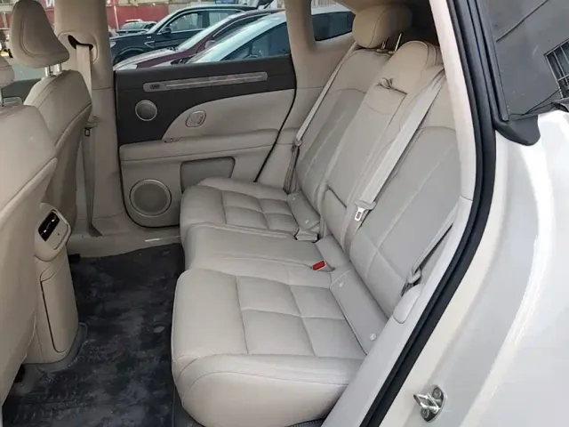 IM Motors LS6 — Фото автомобиля 15