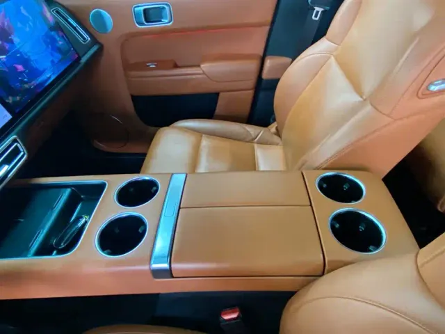 Li Auto L8 — Фото автомобиля 9