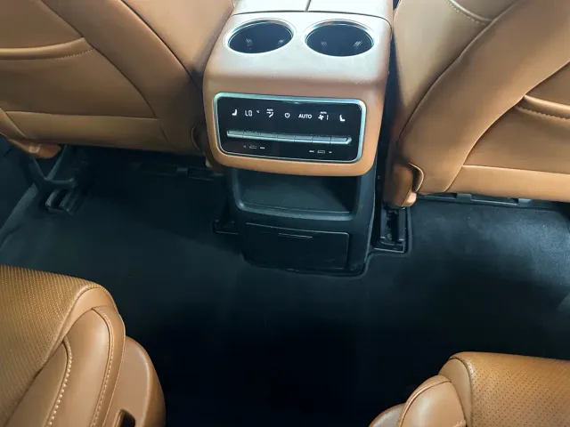 Li Auto L8 — Фото автомобиля 15