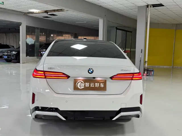 BMW 5 Series — Фото автомобиля 8