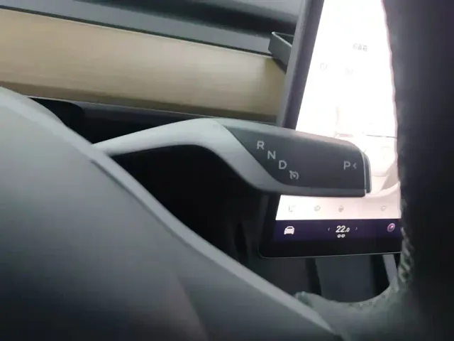 Tesla Model Y — Фото автомобиля 13