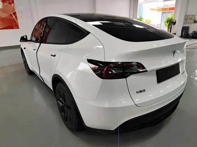 Tesla Model Y — Фото автомобиля 4