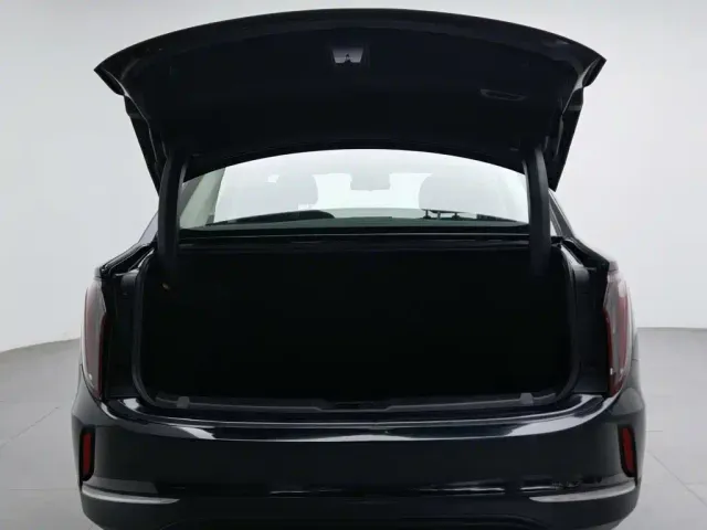 Hongqi E-QM5 — Фото автомобиля 16