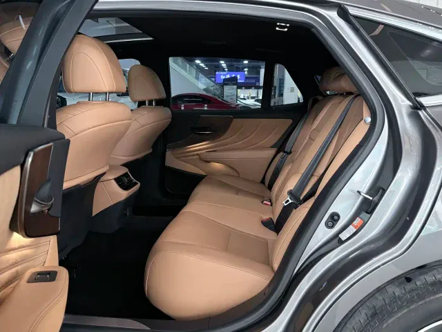 Lexus LS — Фото автомобиля 8