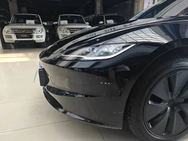 Tesla Model 3 — Фото автомобиля 18