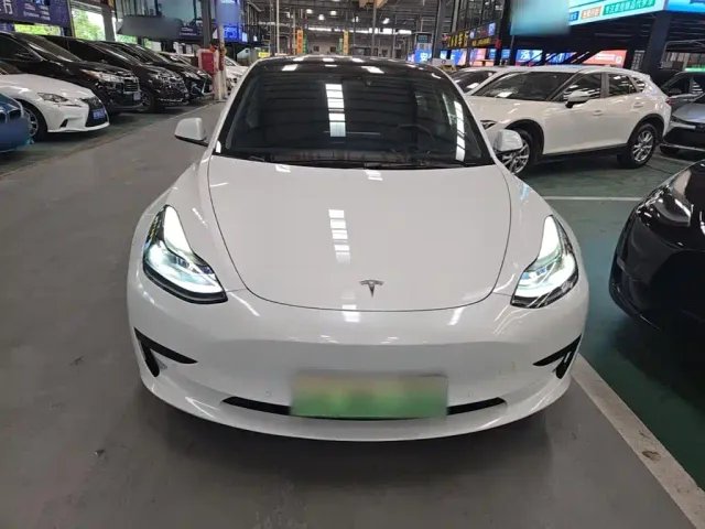 Tesla Model 3 — Фото автомобиля 2