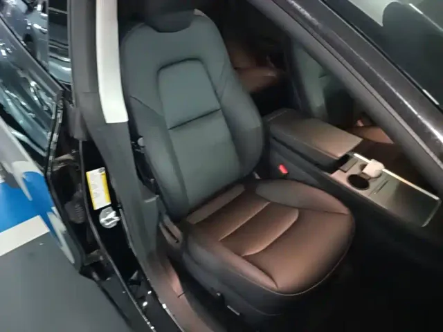 Tesla Model 3 — Фото автомобиля 24