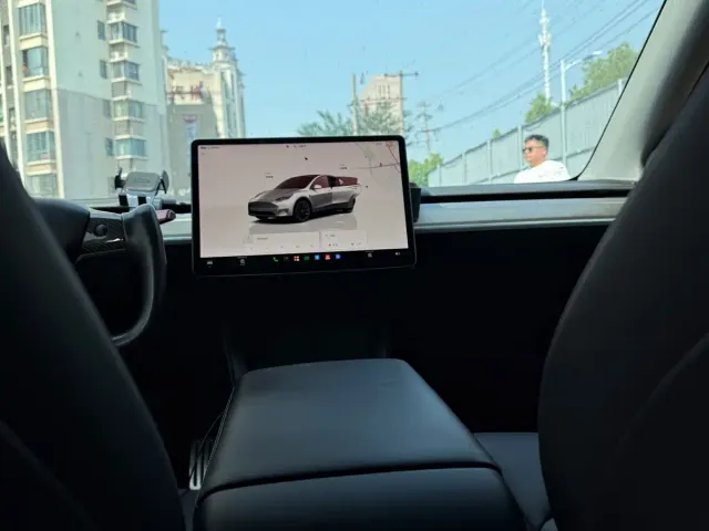 Tesla Model Y — Фото автомобиля 10
