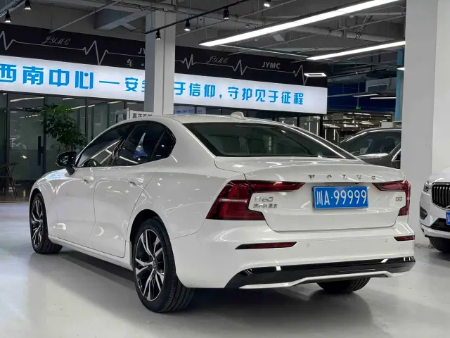 Volvo S60 — Фото автомобиля 11