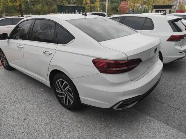 Volkswagen Lavida — Фото автомобиля 4
