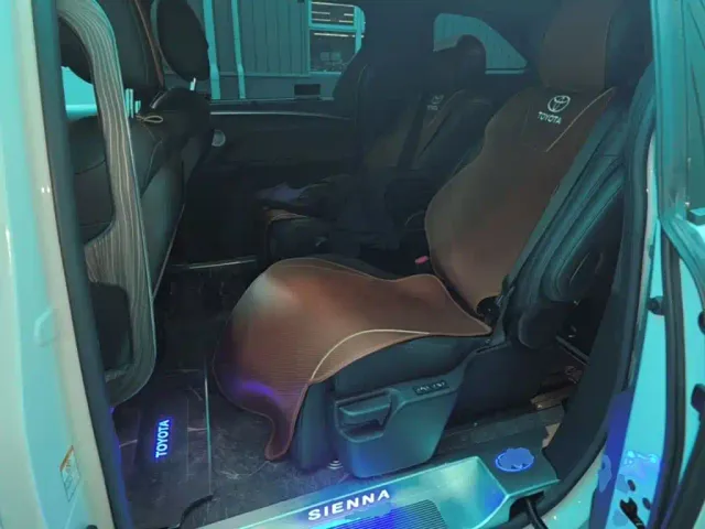 Toyota Sienna — Фото автомобиля 16