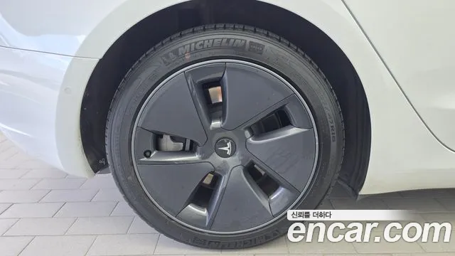Tesla Model 3 — Фото автомобиля 5