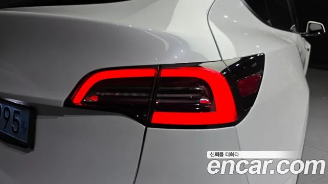 Tesla Model Y — Фото автомобиля 23